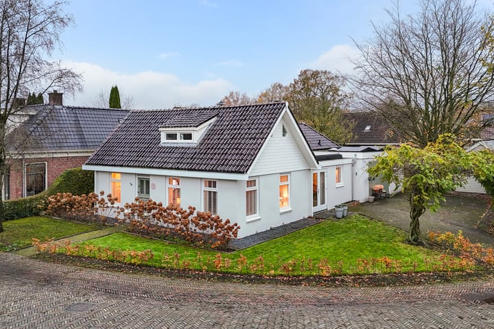 Abrahamsplein 4 in Augustinusga foto