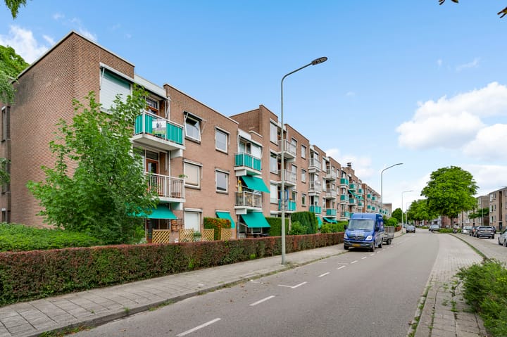 Adelbert van Scharnlaan F 75 in Maastricht foto