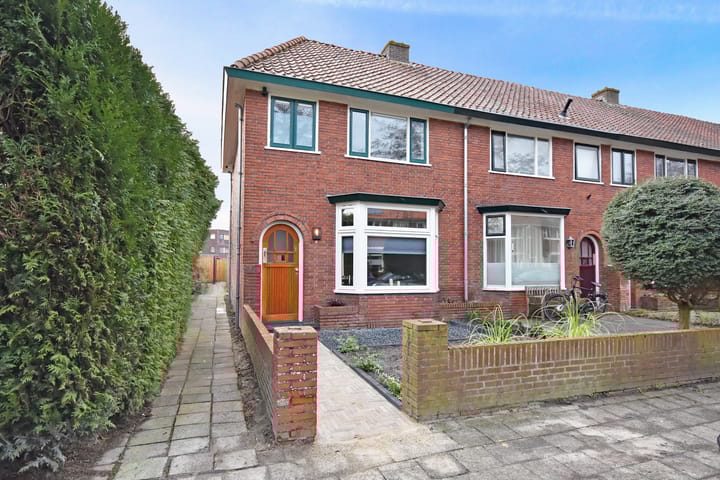 Aert van der Neerstraat 1 in Leeuwarden