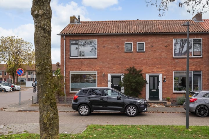 Anthonie van Dijckstraat 1 in Woerden foto