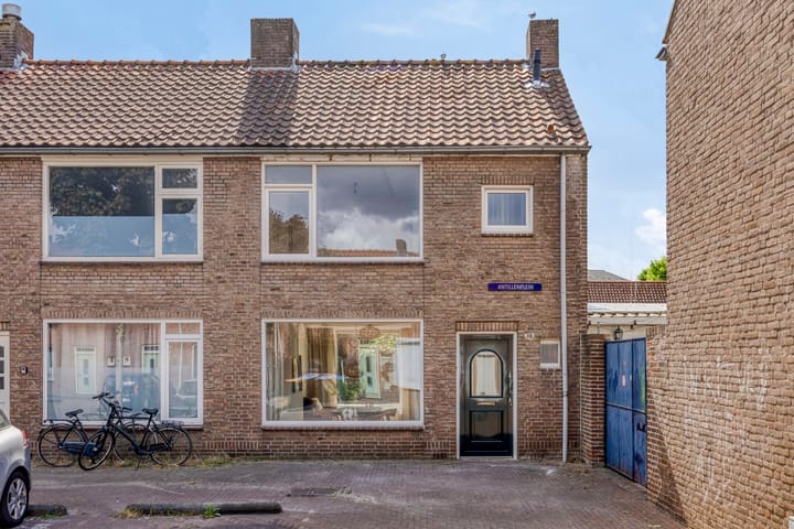 Antillenplein 12 in Tilburg foto