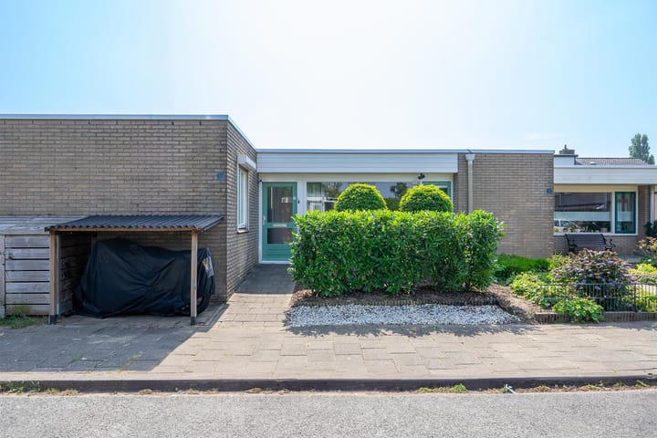 Azaleastraat 11 in Lent foto