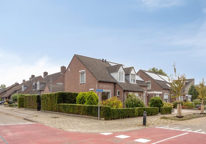 Beatrixlaan 1 in Maasbracht foto