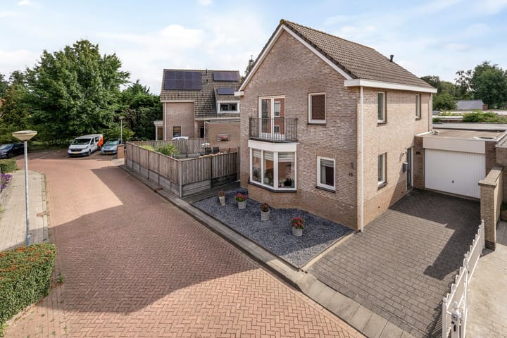 Beatrixstraat 15 in Moerdijk foto