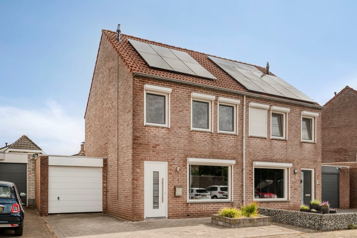 Bellinistraat 14 in Hulst foto