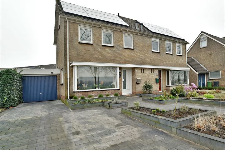 Boveneind 82 in Leek foto