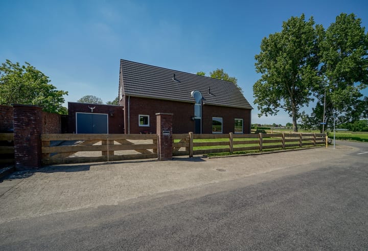 Bredasebaan 24 in Sprundel foto