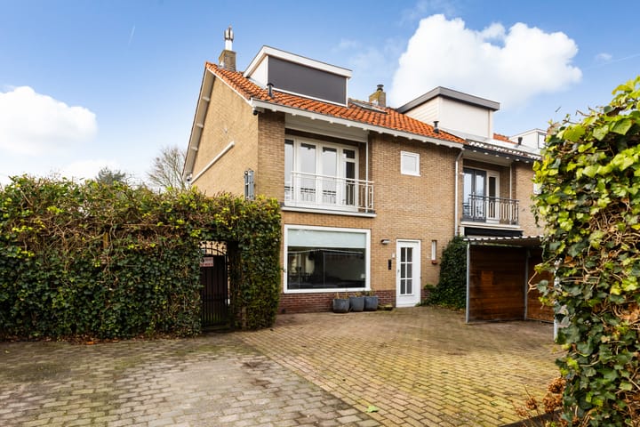 Bremlaan 1 in Loosdrecht foto