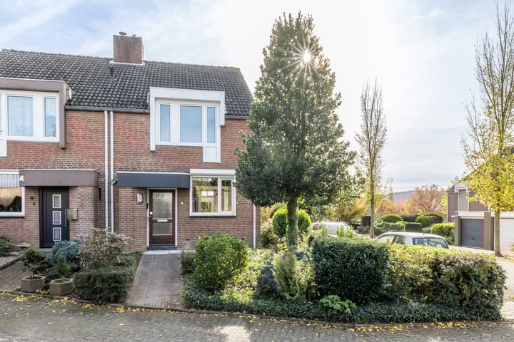 Burg. Baron van Hövellstraat 1 in Wijlre foto