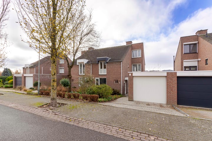 Burg. Baron van Hövellstraat 10 in Wijlre foto