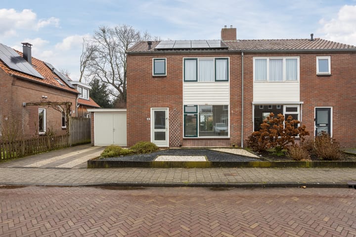 Burg.Bosch Bruiststraat 24 in Nieuwleusen