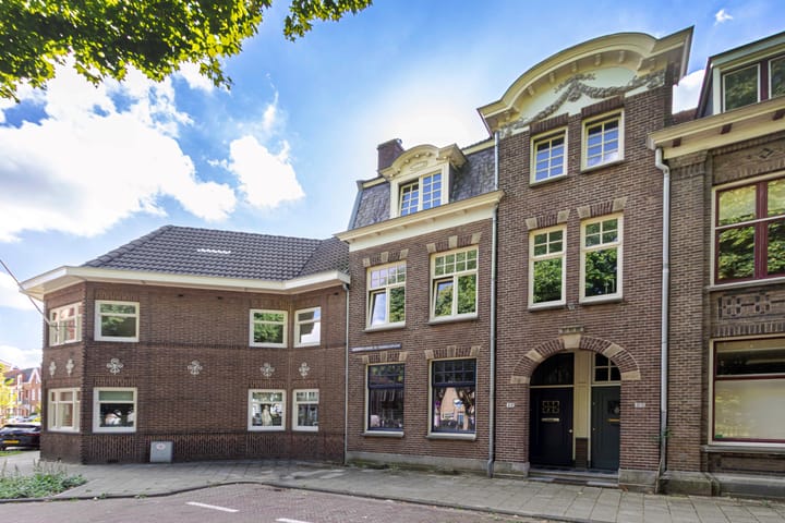 Burg. de Hesselleplein 23 in Heerlen foto