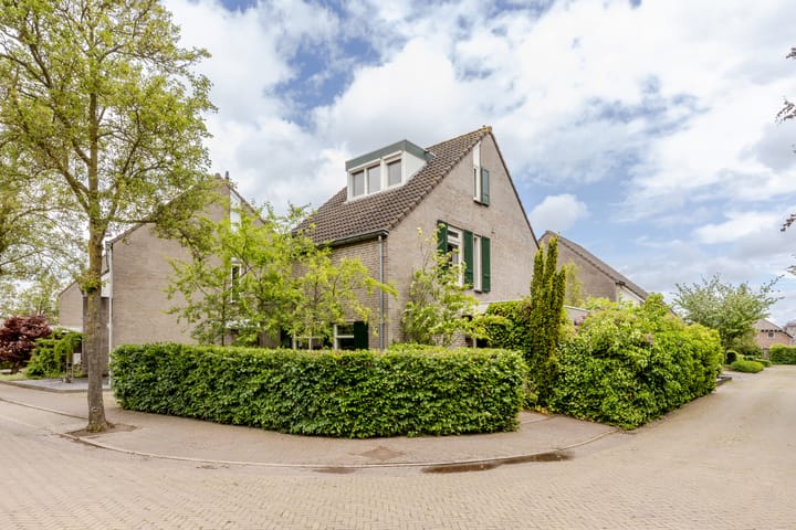 Burg. Den Oudenstraat 2 in Haaren foto