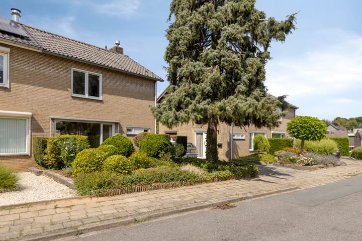 Burg. Mannensstraat 11 in Nuth foto