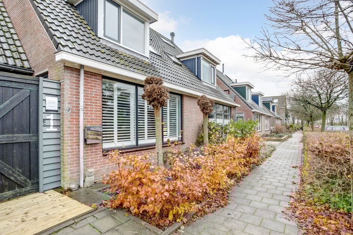 Burg. S. Schagenstraat 1 in Oterleek foto