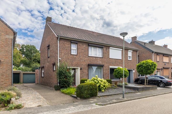 Burg Strijkersstraat 29 in Urmond foto