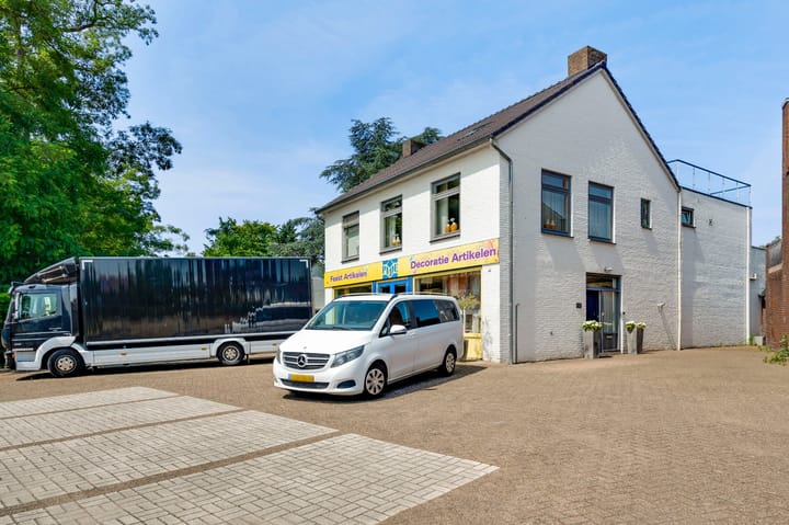 Burg. Van Houtstraat 47 in Budel foto