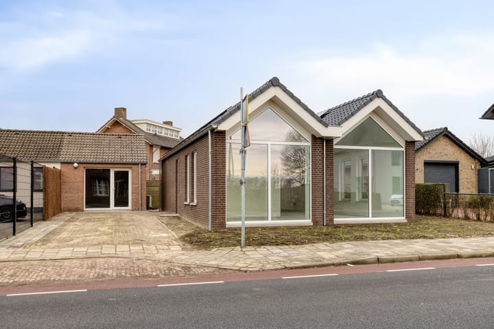 Burg. Van Houtstraat 53 in Budel