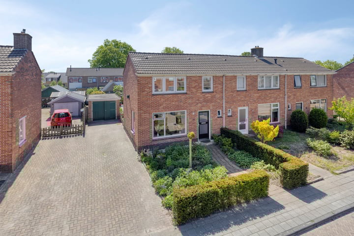 Burgemeester Borgerstraat 14 in Roden foto