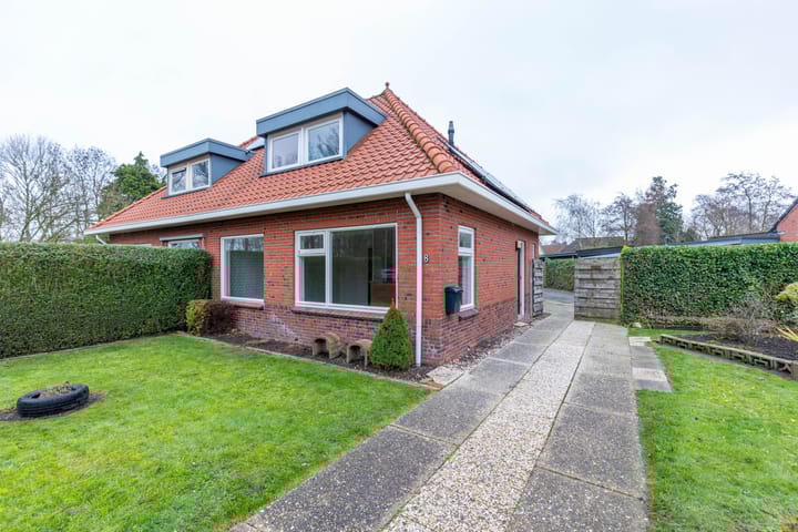 Burgemeester IJ. Wiersumstraat 8 in Warfhuizen