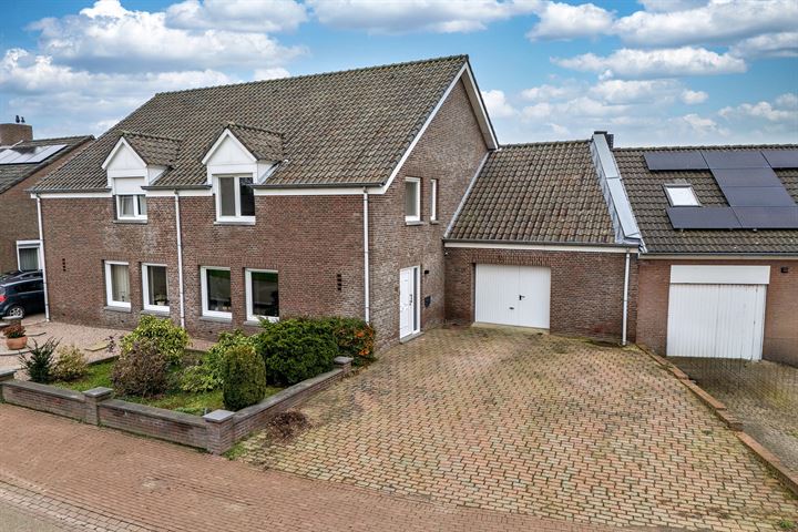 Burgemeester van Bovenstraat 15 in Stevensweert foto