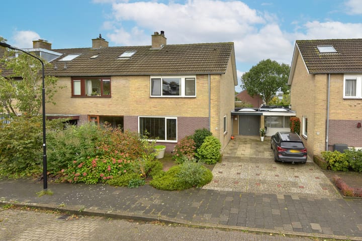 Burgemeester van Trichtlaan 9 in Wilnis foto