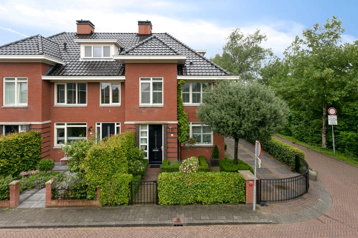 Burgemeester Verver-Aartsenlaan 2 in Voorschoten foto