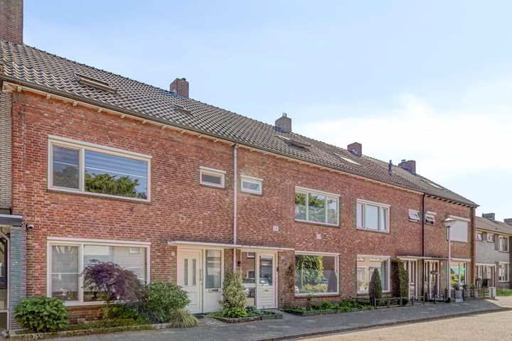 Cederhoutstraat 22 in Helmond foto
