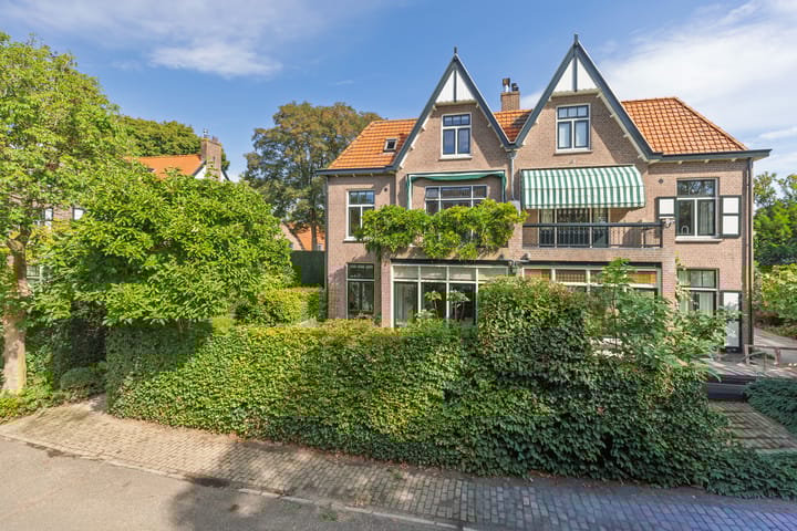 Corverlaan 16 in Bussum foto