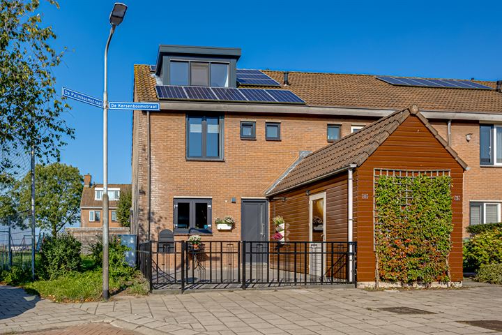 De Kersenboomstraat 1 in Westzaan foto