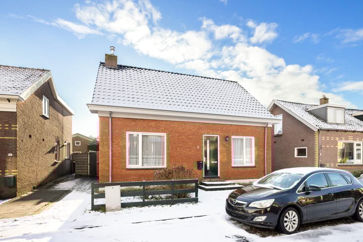 Dokter Rutgers van der Loeffstraat 8 in Oostzaan