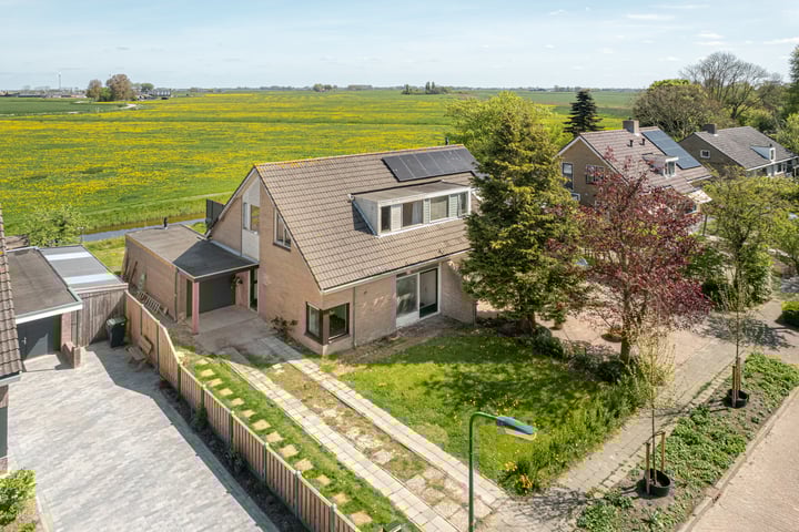 Ds J van Dijkstraat 10 in Tzum foto