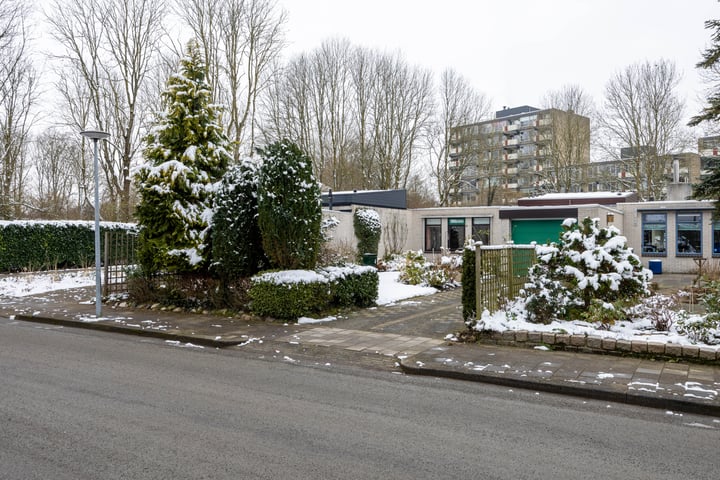 Du Perronlaan 4 in Groningen foto