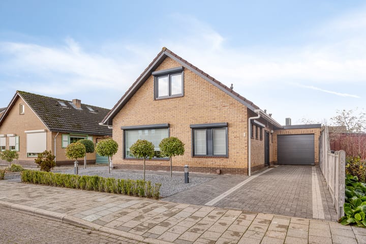 Elzenstraat 4 in Sint Jansteen foto