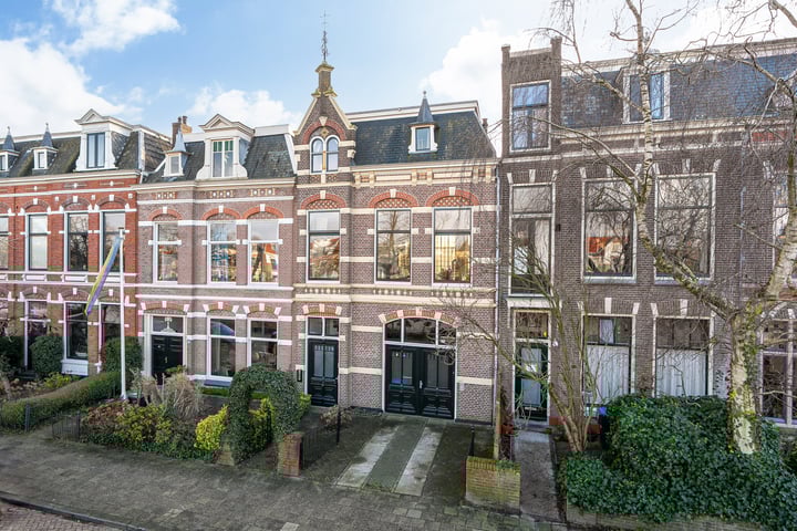 Emmakade 32 in Leeuwarden foto