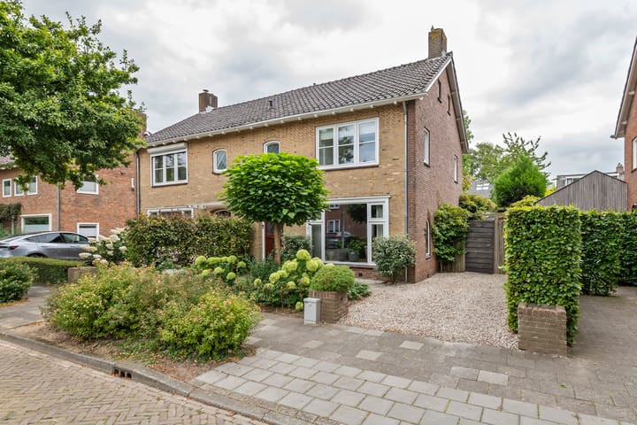 Emmalaan 9 in Tiel foto