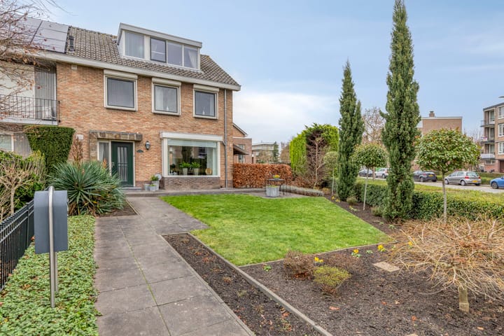 Ferdinand Bolstraat 2 in Ridderkerk foto