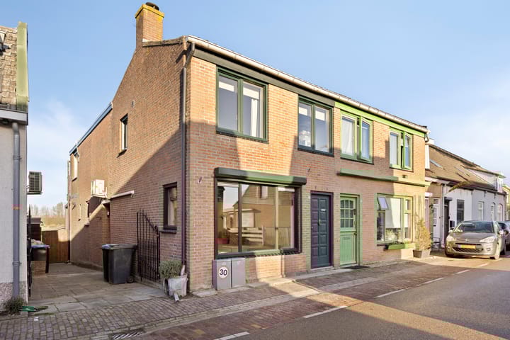 Flierstraat 24 in Lage Zwaluwe
