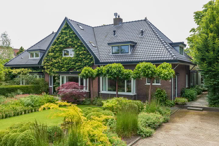 Haarlemmerstraatweg 8 in Oegstgeest foto