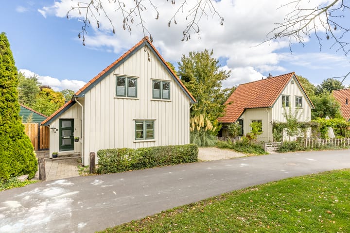 Hammerfestlaan 1 in Puttershoek foto