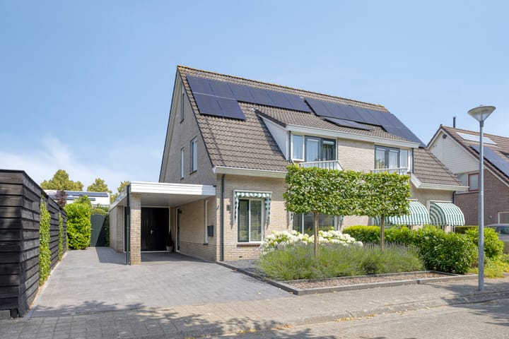 Hazelaarweg 1 in Hoogezand foto