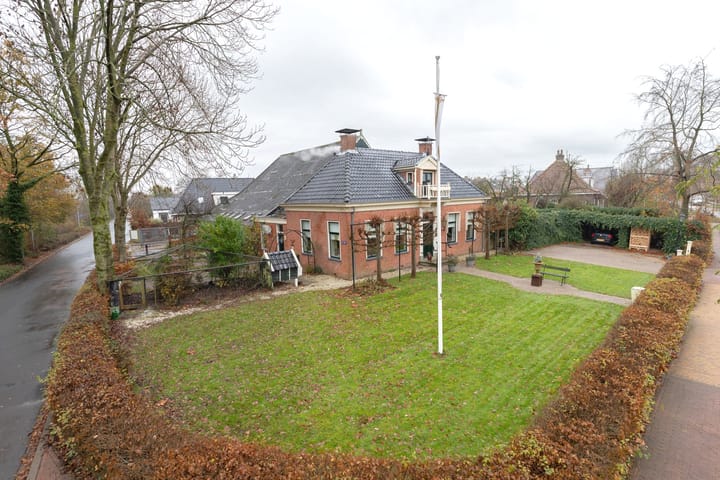 Heereweg 44 in Aduard foto