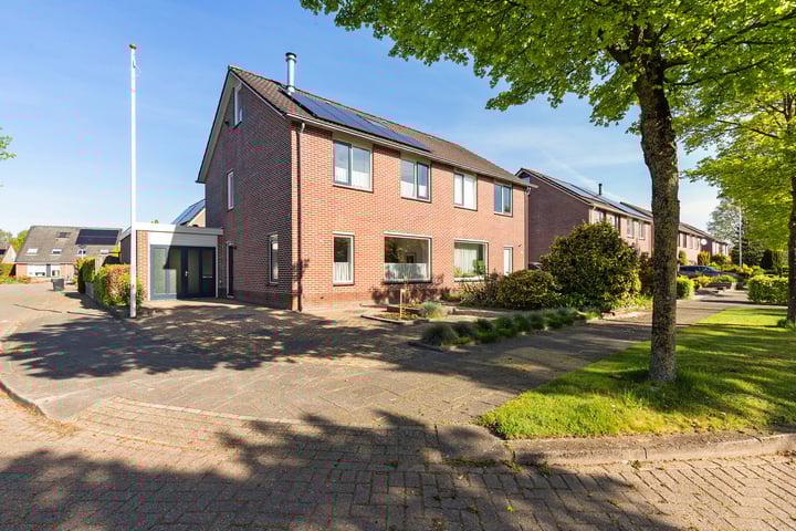 Helmhout 13 in Joure foto