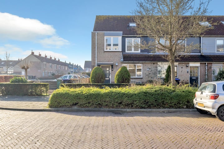 Henriëtte van der Meystraat 1 in Heemskerk foto