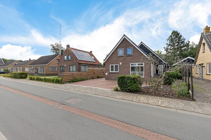 Hoofdweg 238 in Nijeholtpade foto