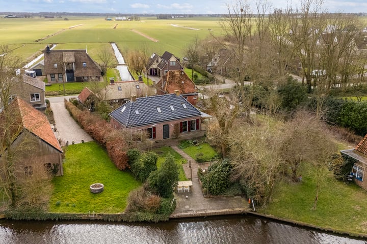 Hoofdweg 66 in Burdaard foto