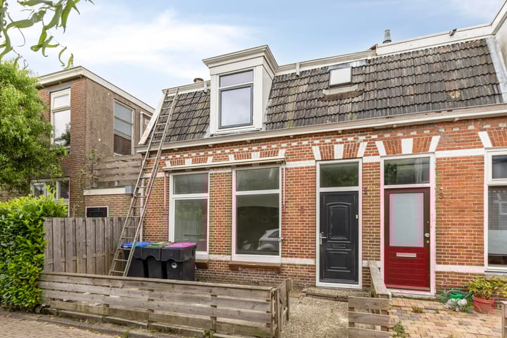 Huizumerstraat 1 in Leeuwarden foto