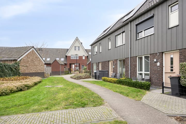 IJsselsteenhof 16 in Hillegom foto