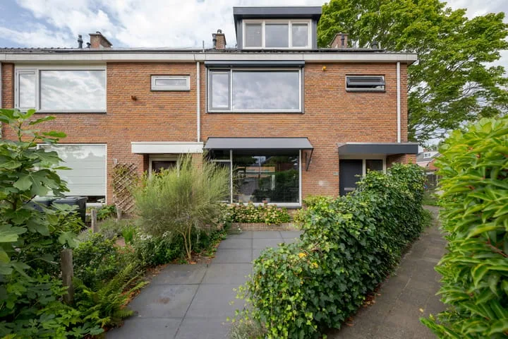 Jan van Brakelplantsoen 10 in Voorschoten