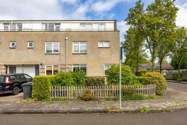 Jan Wiegersweg 2 in Groningen foto